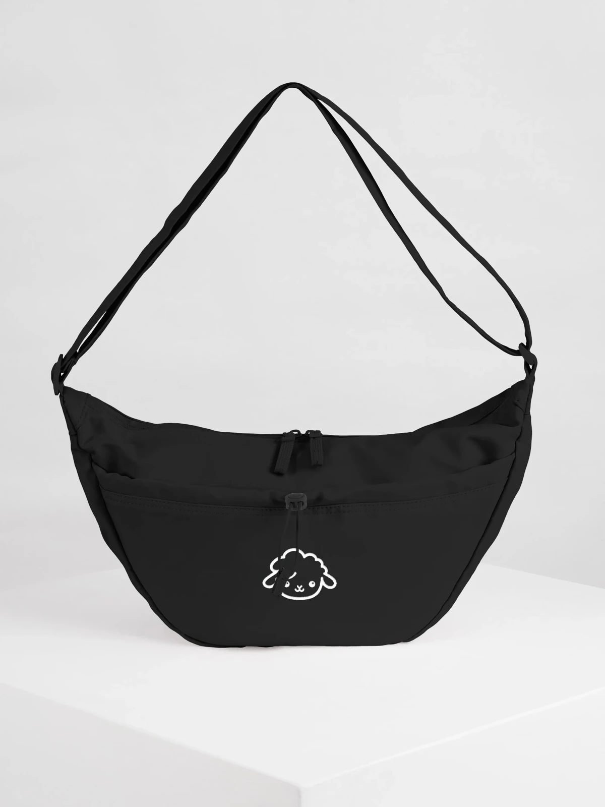 Mockup: Crossbody nera con pecorella ricamata bianca